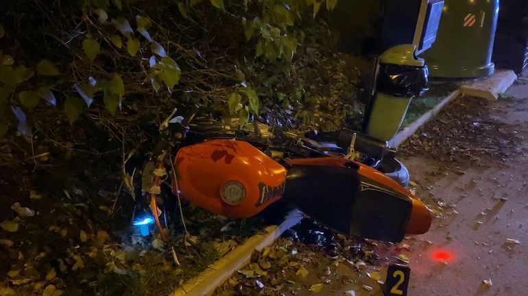 Opilý motorkář v Praze nevybral zatáčku a narazil do lampy